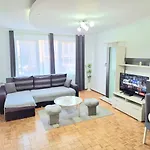 Comfy Flat W Concert Hall Views - Urban Serenity *
