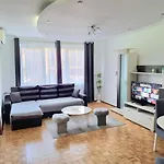 Comfy Flat W Concert Hall Views - Urban Serenity Apartment *