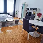 Urban Serenity: Comfy Flat W Concert Hall Views