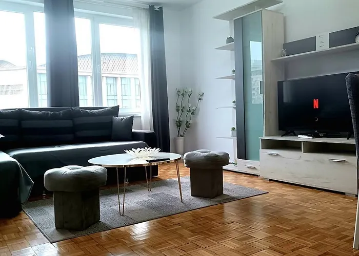 Urban Serenity - Comfy Flat With Concert Hall Views 아파트 *