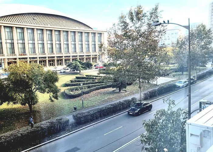 Urban Serenity: Comfy Flat W Concert Hall Views Apartamento *