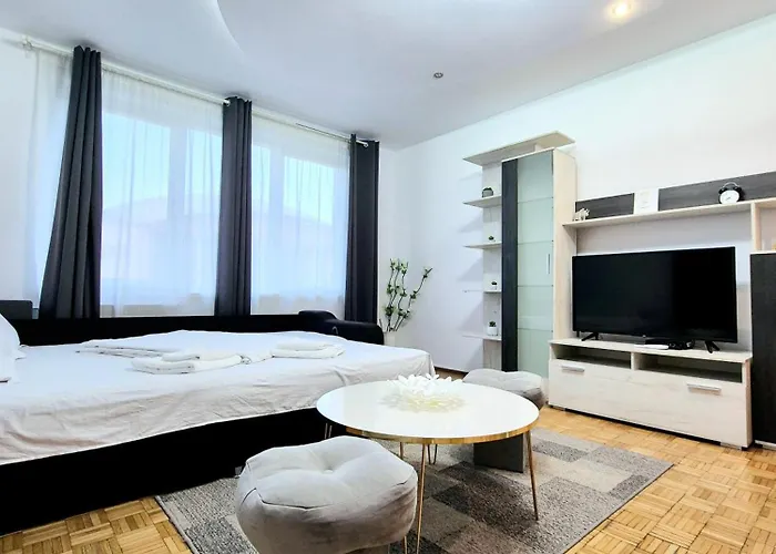 Urban Serenity: Comfy Flat W Concert Hall Views *