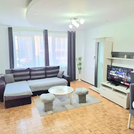 Comfy Flat W Concert Hall Views - Urban Serenity *